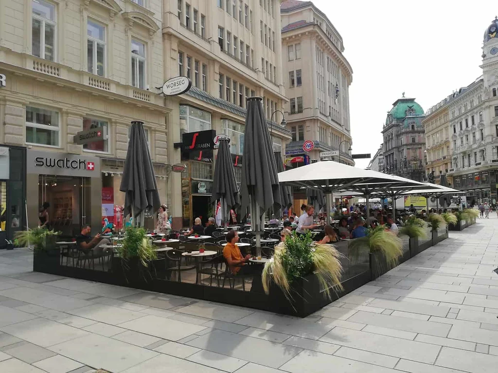 Gastgartenumrandung Segafredo am Graben